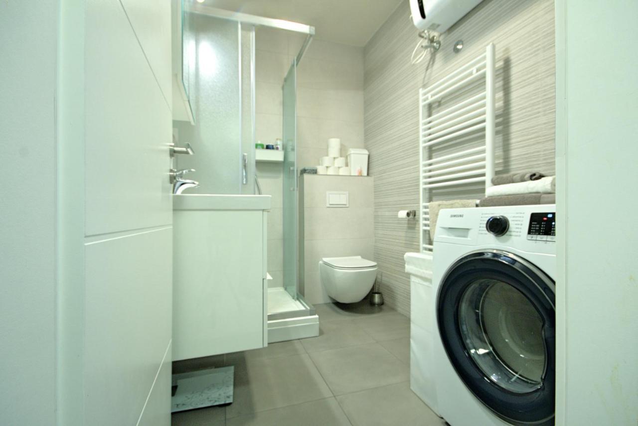 App Enterprise Umag Apartment Bagian luar foto