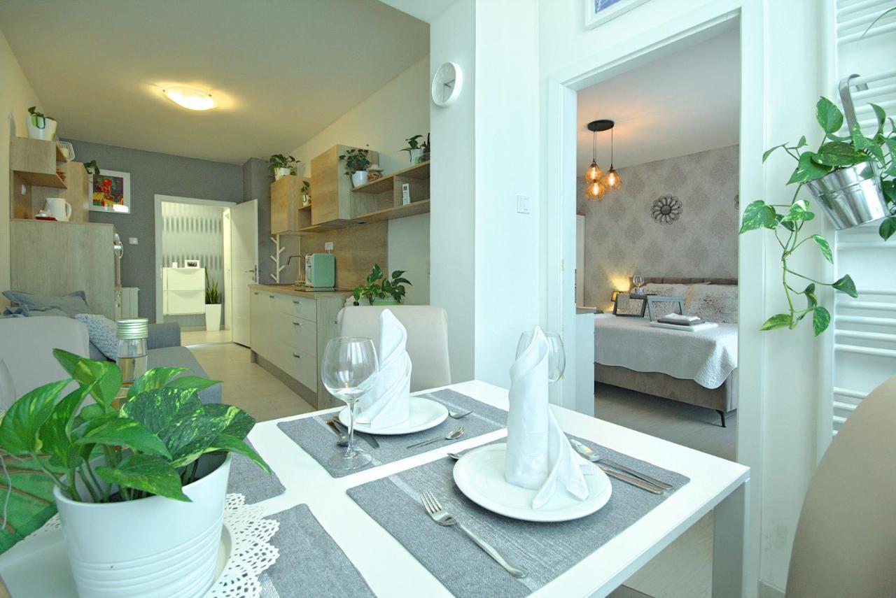 App Enterprise Umag Apartment Bagian luar foto