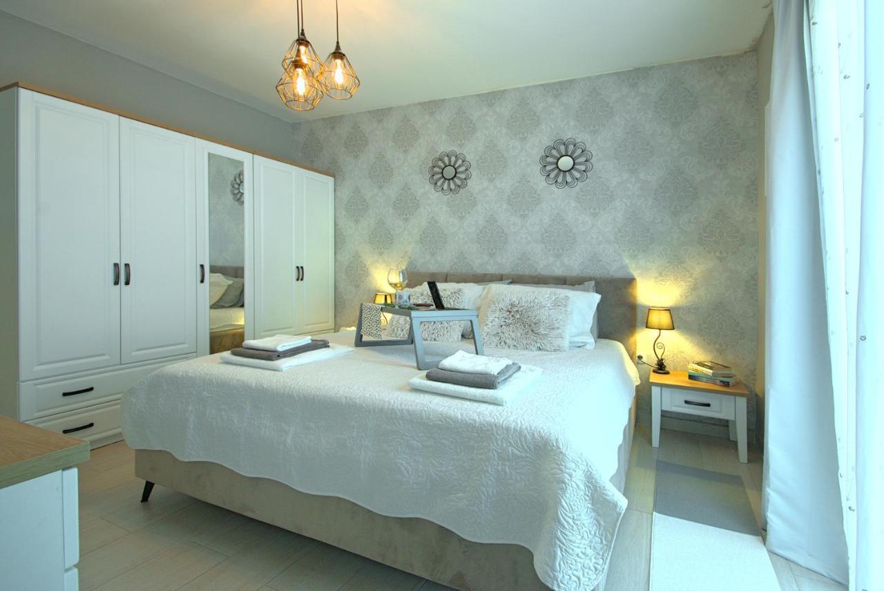 App Enterprise Umag Apartment Bagian luar foto
